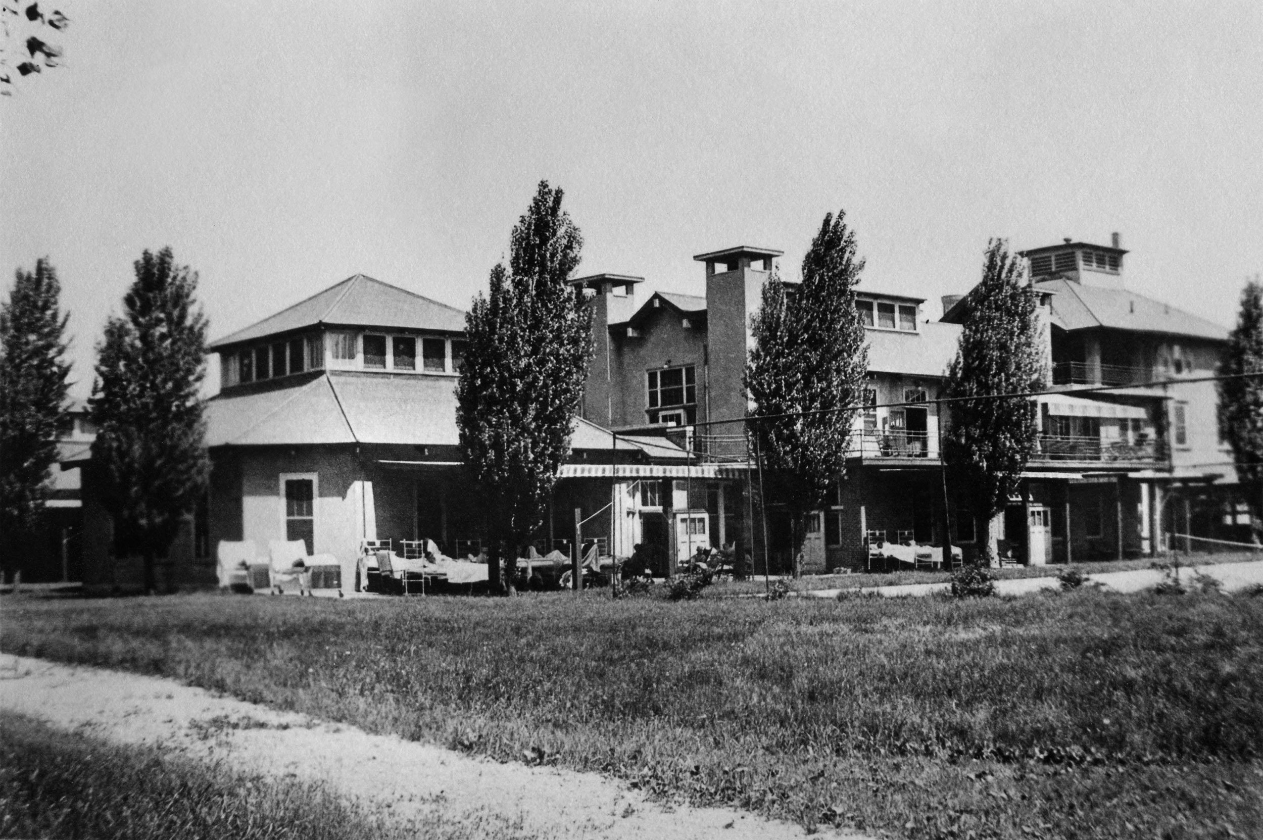 Patient wards of the Peter Bent Brigham Hospital in 1918 with hospital beds on covered porches.