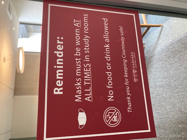 Sign that says Reminder: Masks must be worn at all times in study rooms. No food or drink allowed. Thank you for keeping Countway safe!