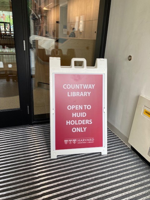 Another sign outside in the entryway to Countway indicating that the library is open to HUID holders only.